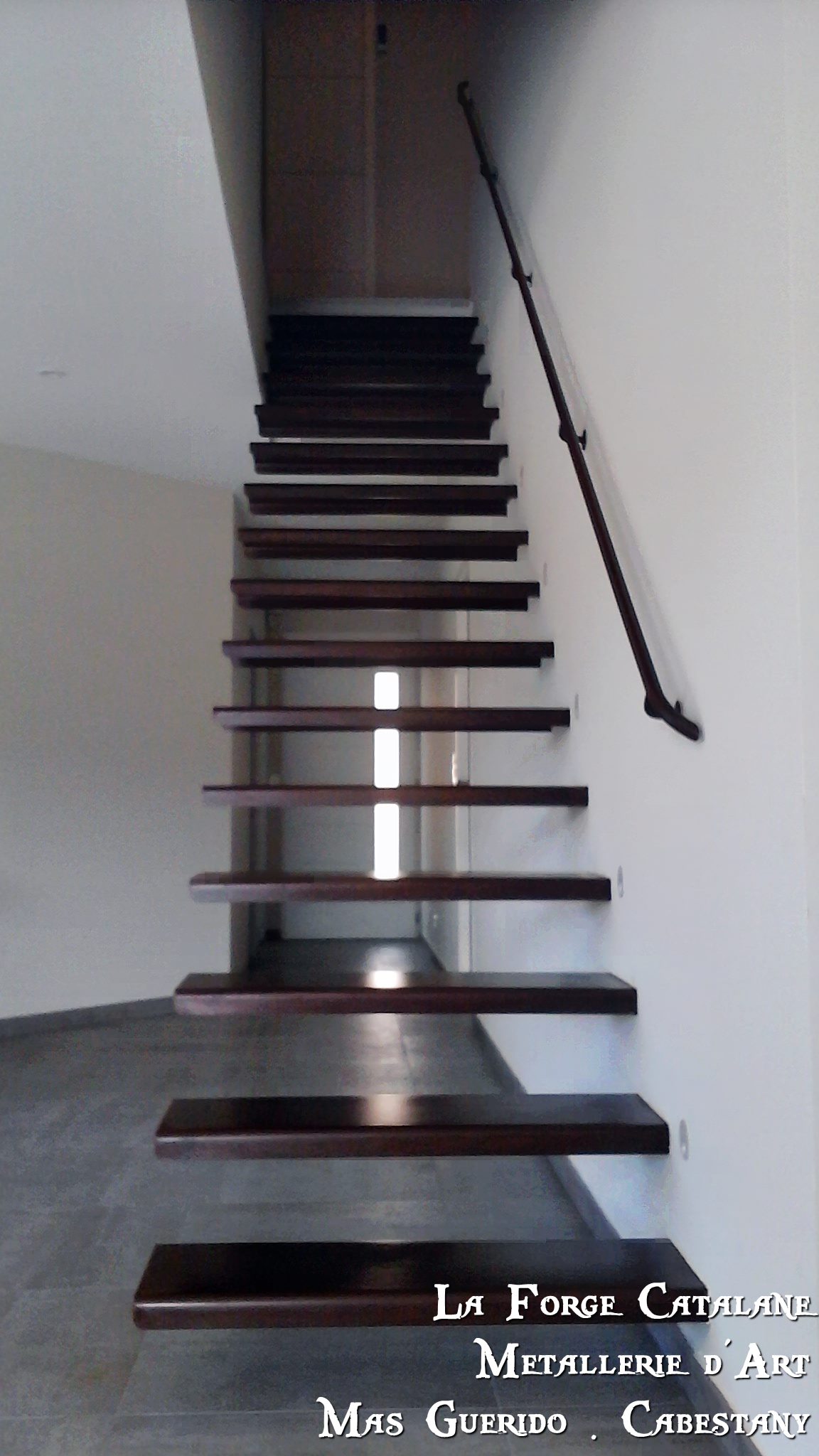 Escalier marches suspendues sans limons apparents 19 forge catalane.jpg